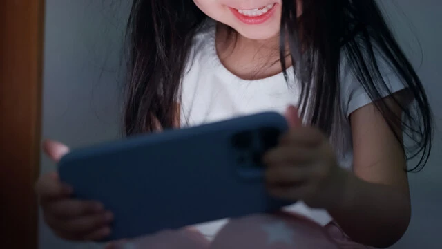 オンラインゲーム、SNS、教育子供を狙った"密室支配"の実態を被害者たちが告白! 世界中で社会問題化する「性加害グルーミング」の毒牙